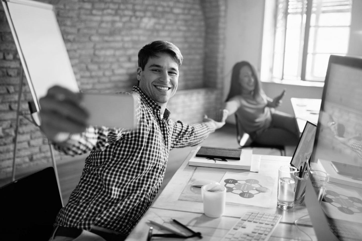 Arbeitsplatz mit mehreren Monitoren zeigt komplexe Datenvisualisierungen