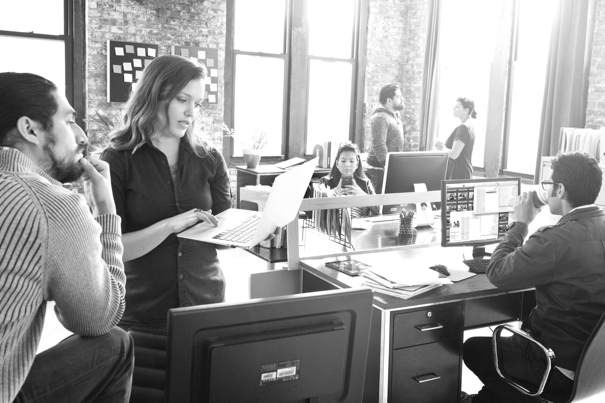 Moderne Entwicklungsumgebung mit mehreren Code-Editoren und Projektdokumentation