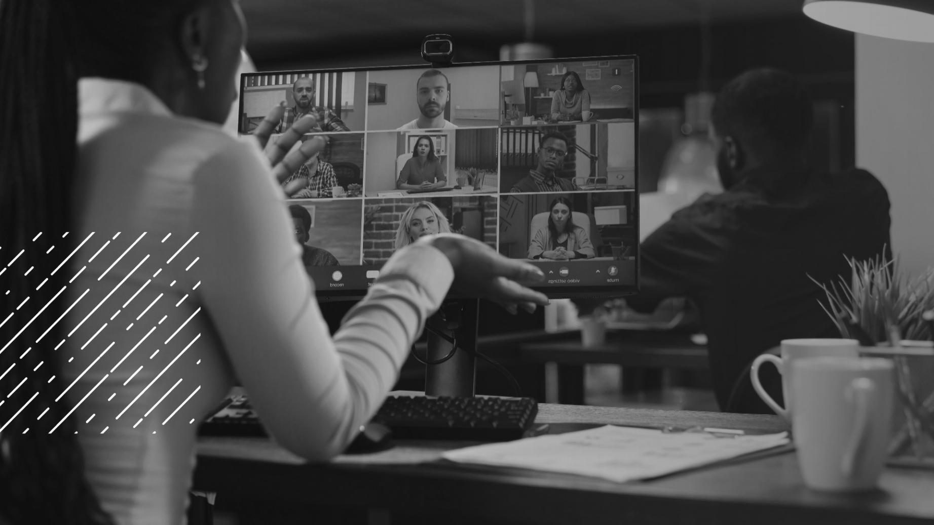 Teilnehmer arbeiten an praktischen IT-Projekten