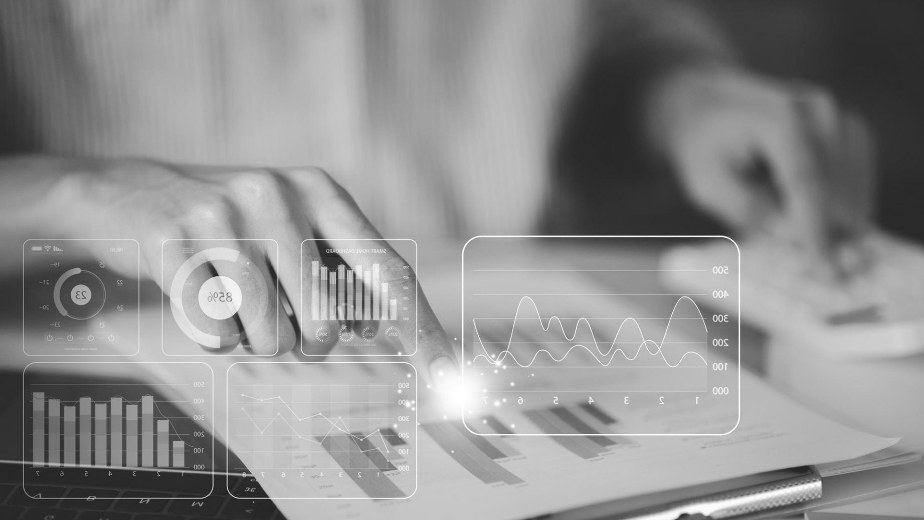 Moderner Arbeitsplatz mit Computer und angenehmer Atmosphäre für produktives Lernen