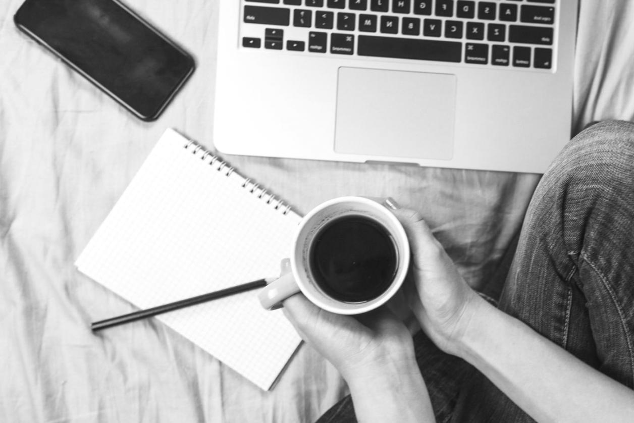 Teilnehmer arbeiten konzentriert an IT-Projekten in moderner Lernumgebung